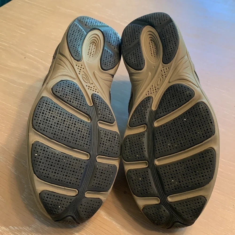 Easy Spirit leather women’s athletic shoes light wear, Sz 6.5 look comfortable